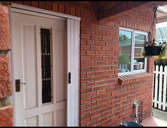 2 BEDROOM TOWNHOUSE FOR SALE IN LORRAINE